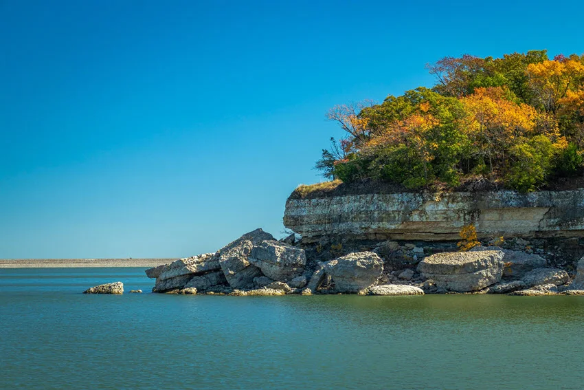 Cliffside views at Lake Texoma in Texas on a sunny day, with rugged cliffs overlooking the shimmering blue waters.